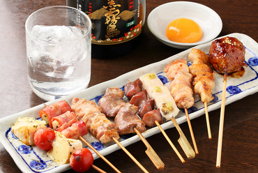 朝引きならではの身の締まりと瑞々しい旨さ『朝びき鷄の串焼き』