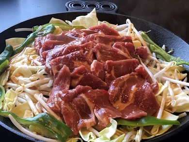 野菜と一緒にモリモリ食べてもヘルシーな『ジンギスカン鍋(2~3人前)』