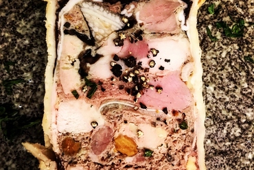 自家製の生地でパテを包み焼き上げた、伝統的なフレンチの前菜『パテ アンクルート』