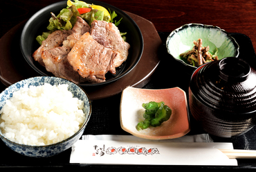 マトンのイメージを覆す、くせがないやわらかな食感の肉をシンプルな味付けでいただく『ひらゆマトン焼き』