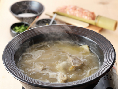 濃厚な鶏の旨みを堪能できる『伊達鶏の水炊き 〆の雑炊 果物』