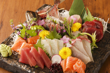 豊かな海で育まれる新鮮な旬の魚介類を華やかに盛り合せた『鮮魚盛り合わせ』