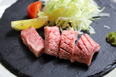 九州産黒毛和牛と外国産牛の両方をたっぷり80gずつ食べ比べできる『本日のグリル盛り合わせ』