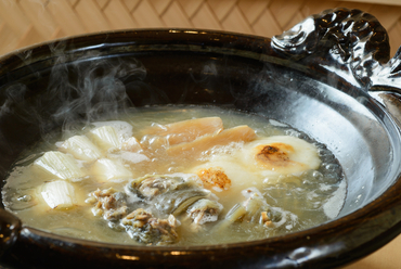 佐賀県産の「はがくれすっぽん」の濃厚な味わいに酔いしれる『丸鍋』