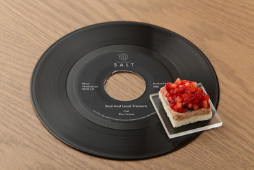 レコードの上に乗せ、音楽と食事のスタートをかける。アミューズ『生ハムとイチゴのダイヤモンド』
