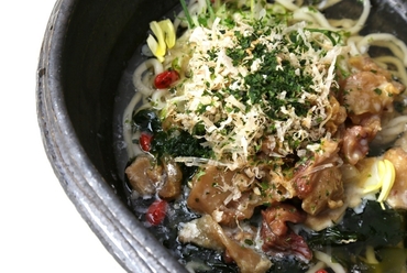 合わせ出汁の中に染み出してくる牛すじの旨味がたまらない『牛すじ煮込みうどん(Hot/Cold)』