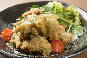 お酒に合う絶品のアテ『香草香るバジルソース掛けの唐揚げ』