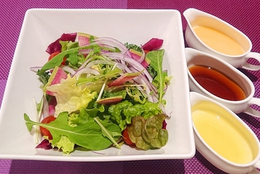 種類豊富に盛られた季節野菜の色が鮮やか『旬菜のグリル バーニャカウダ』