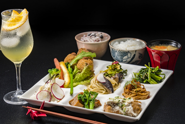 肉、魚、野菜等の日替わり『選べるメイン料理の「無添加・お惣菜食べ放題ランチ」』