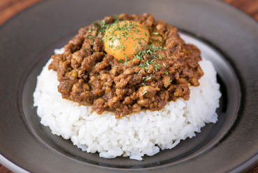 とろ~り濃厚な黄身をくずして召し上がれ『ドライカレー』