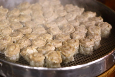 肉がギッシリ詰まって、食べ応え抜群『小洞天の名物シュウマイ』