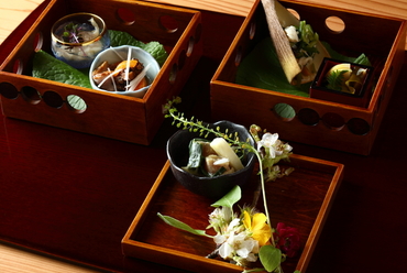 春夏秋冬の味覚を少量多品で味わう『四季のうつろい 季節の前菜5種 盛り合わせ』