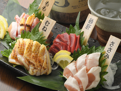 程よい弾力、力強い味わいを堪能する『鶏刺し 盛り合わせ』