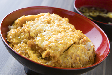 ボリュームたっぷり、心も体も満足できる『カツ丼セット 並』