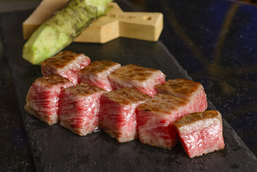 口の中に広がる旨味。とろける食感に恍惚となる『近江牛ステーキ』