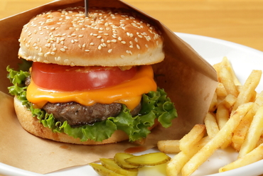 とろ~りチーズとパティが相性抜群の『チーズバーガー』
