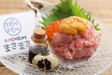 店オリジナルのユッケダレをかけ、海苔で巻いて食べる贅沢仕様の『うにのせ海鮮ばくだん』