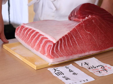 名仲卸「やま幸」より仕入れる、春夏秋冬の『中トロ』
