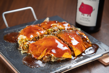 野菜・肉・卵・麺がたっぷり入った看板メニュー『純・広島風お好み焼 肉・玉子・そば』