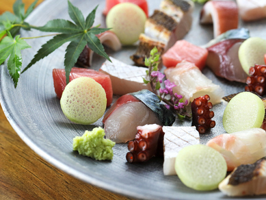 旬の食材を使用『本日のお刺身の盛り合わせ』(コース料理の一例)