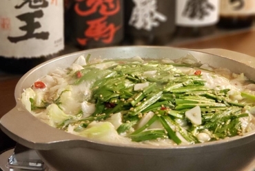 丸一日煮込んだ鶏がらスープに新鮮ホルモンでつくる『博多もつ鍋』