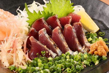 【あくと名物】香ばしく温かい『かつおの藁焼き 塩たたき』