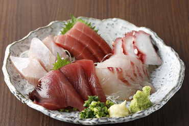 毎朝市場で仕入れる地魚を盛り込んだ『お刺身五点盛り合わせ』