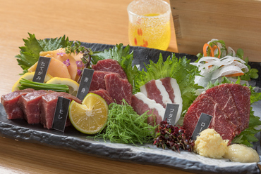 5つの部位を食べ比べ『馬刺し盛り合わせ(大)』