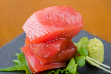 本日のおすすめより。漬けで旨みを増した生本まぐろに、お酒がグイグイ進む『生本まぐろ返し漬け』