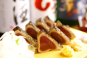 店内で豪快に藁焼き!『南三陸石巻産 金華トロかつおの藁焼き』<七貫>