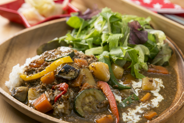 野菜のパワーで元気をチャージできる『夏野菜たっぷりカレーセット』