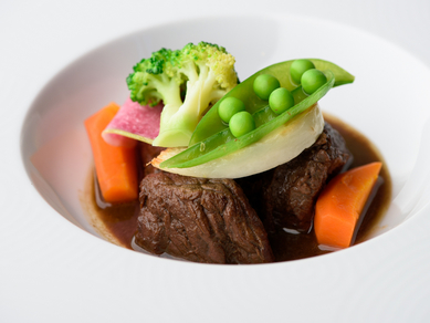 ホロッとほどけるほど柔らかく煮こまれた『牛肉赤ワイン煮込み』