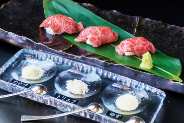 肉の濃厚な旨みをあますことなく堪能する『特選和牛握り寿司』