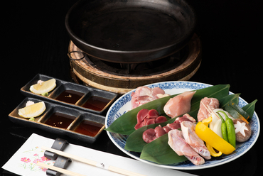 陶板焼ならではの食感を堪能『うまかハーブ鳥の盛り合せ(陶板焼)』