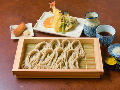ツルツルとしたのど越しが格別。盛り付けも美しい『天付きへぎそばセット』(写真は1人前)