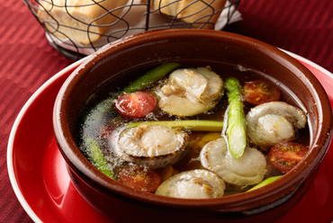 季節ごとに変わる食材を味わう『本日のアヒージョ』