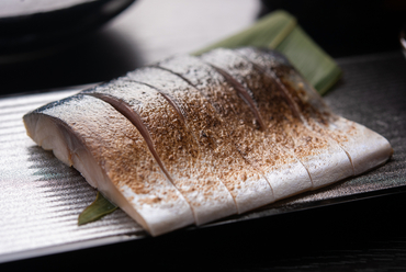 お酒のお供にもぴったり『青森産鯖炙りきずし』
