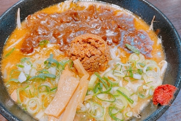 濃厚な鶏脂と細麺、旨みたっぷりの炭火鶏が絶妙にマッチした『炭火鶏中華 味玉入り』