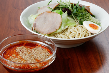 冷たいつゆにはたっぷりのごま、キリッとした辛みと深みのある味わい『つけ麺(冷)』(普通盛 1.5玉)