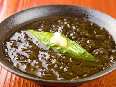 貴重なもずくを使用。しゃきしゃき美味しい『深浦産もずく酢』