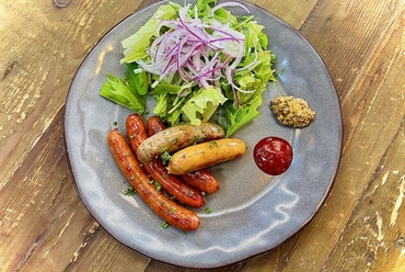炙りチーズの香ばしい香りと大きなハンバーグが美味しい『ロコモコ』