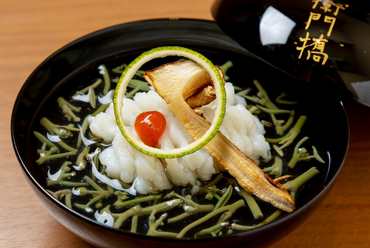 だしにこだわった上品な逸品『鱧と松茸のお吸物』