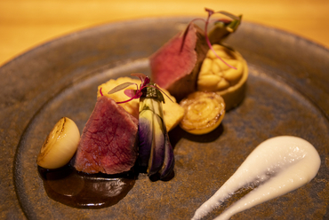希少牛を焼肉でもフレンチでも楽しんで、九州初上陸のお酒で乾杯