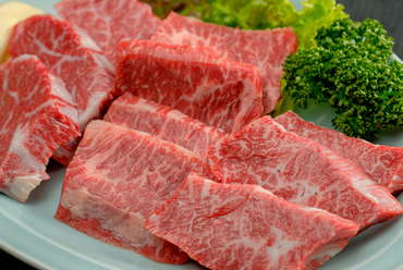 『ハラミの三種盛り』は和牛の角膜、サガリ、並ハラミの食べ比べが楽しめる、満足感の高い一皿