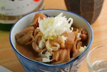 コクのある濃厚な味わい。毎日じっくり煮込む、店主おすすめメニュー『特製もつ煮込み』