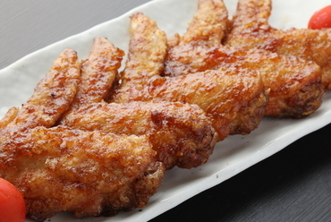 ニンニクの濃厚な香りが食欲をそそる、『当店特製手羽先』