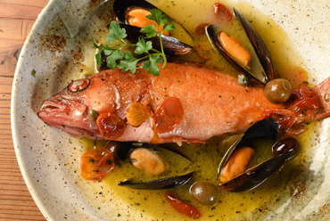 季節や仕入れにより使われる魚はさまざま、ナポリの伝統的な味『本日の鮮魚一尾まるごとアクアパッツア』