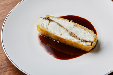 Pomme de terres julienne fourreé au bar et champignons, sauce au vinaigre 鱸のジャガ芋包み
