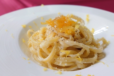 南イタリアの郷土料理をアレンジ『アマルフィ風レモンのパスタ 自家製レモンのマルメッラータ添え』
