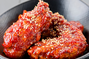 ジューシーで甘辛く、お酒が進む『チキンマフィアの韓国チキン』